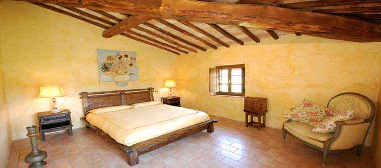 Schlafzimmer der Villa in der Toskana