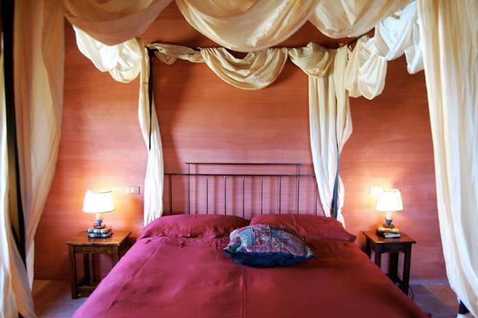 il letto a baldacchino della villa in Toscana