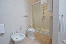 salle de bains avec puits de lumière villa toscane