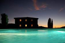 piscina della villa illuminata di notte