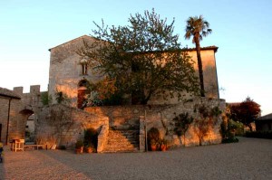 La pieve di san bartolomeo a Pignano si trova a 500 metri da Villa le Ginepraie