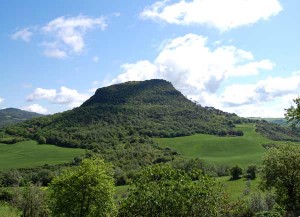 Il monte Voltraio si trova a circa 7 km da Villa le Ginepraie, i Volterrani lo chiamano anche poggio alla Rocca poichè in cima si trovano i resti di una antica rocca