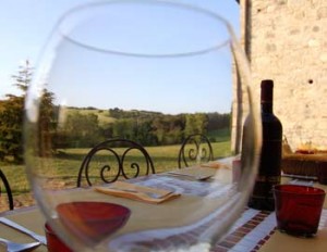 bere il vino in una villa in toscana