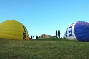 le mongolfiere riscaldate con il fuoco iniziano a gonfiarsi