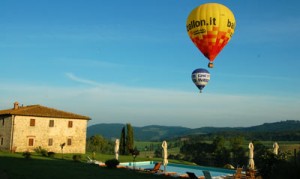 partenza delle mongolfiere dalla casa vacanze in toscana