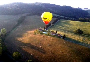 panoramica della villa toscana vista da una mongolfiera