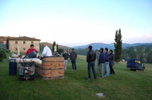 preparazione delle mongolfiere prima della partenza