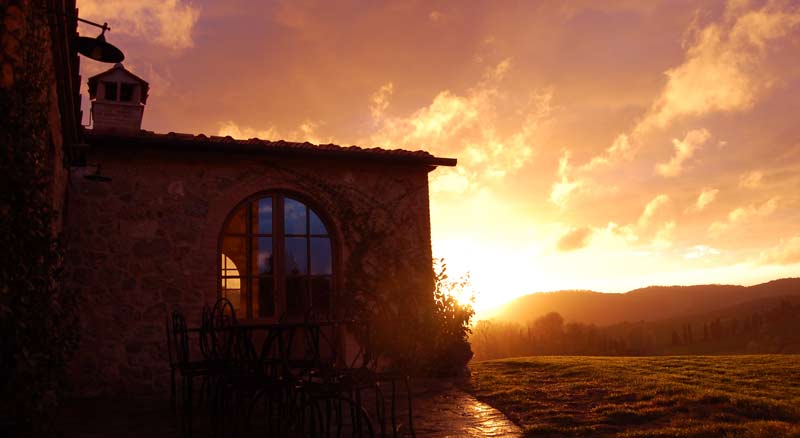 tramonto in primavera estate in una villa in Toscana