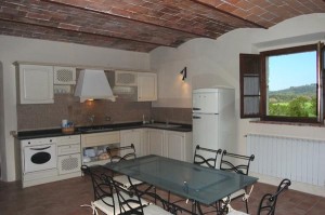 cucina con piano in granito della villa in Toscana