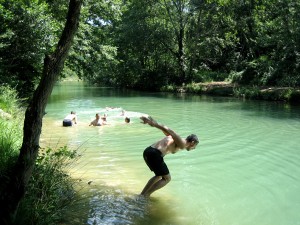 Tuffo nel merse all'interno del parco naturale vicino al casale toscano in affitto