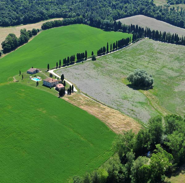 Foto aerea campagne toscane con stradine con cipressi