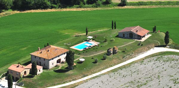 Fotografia aerea casale San Gimignano in Toscana per affitto 2012