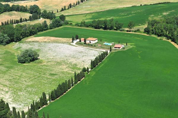 Panoramica aerea scattata al casale san Gimignano con stradina di Cipressi