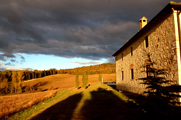 casale toscano tramonto in autunno