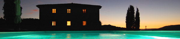casale toscano con piscina panoramica con illuminazione notturna