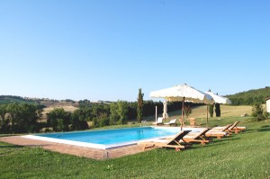 la piscina della villa in chianti