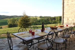 tavolata in mosaico del casolare nel chianti