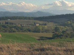 casale in toscana foto panoramica tra le colline