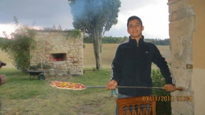 preparazione delle pizze nel forno a legna