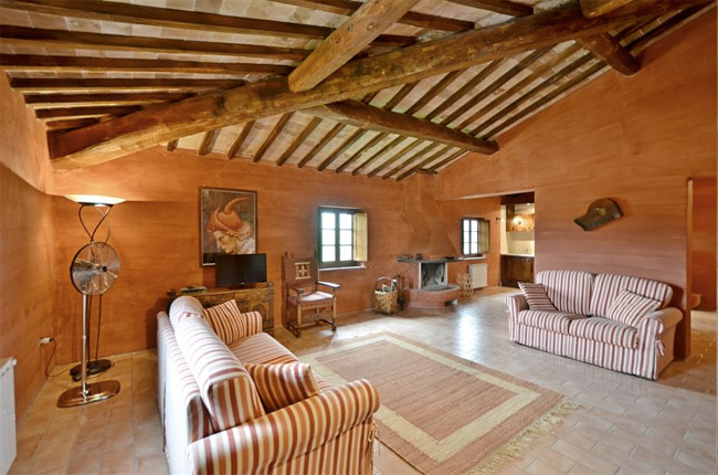 il salotto con il camino della villa in Toscana