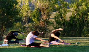 lezione di yoga nel giardino della villa in toscana