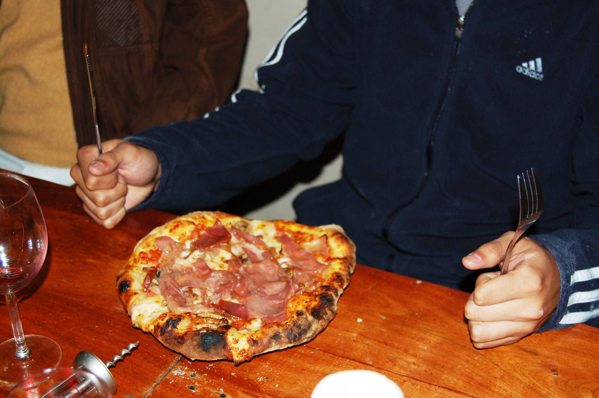 Mangiare la pizza nel casale toscano per famiglie