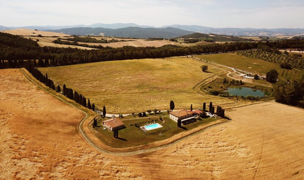 affitto villa in toscana con filare di cipressi