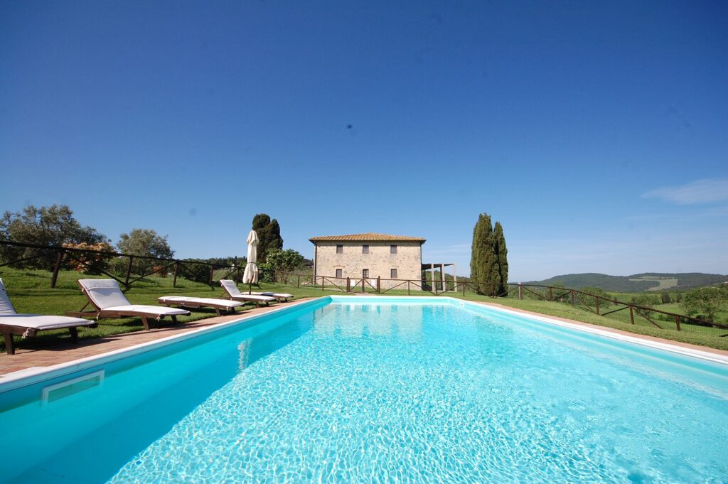 la piscina della villa in Toscana con 5 camere da letto