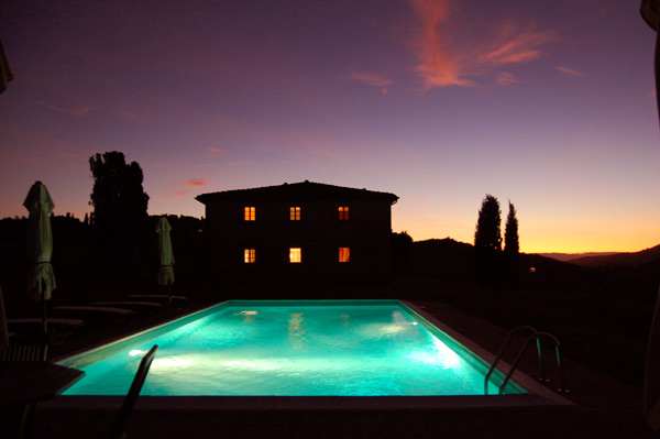 villa con piscina illuminata di notte