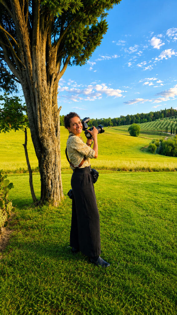 La fotografa Camilla della Villa in toscana